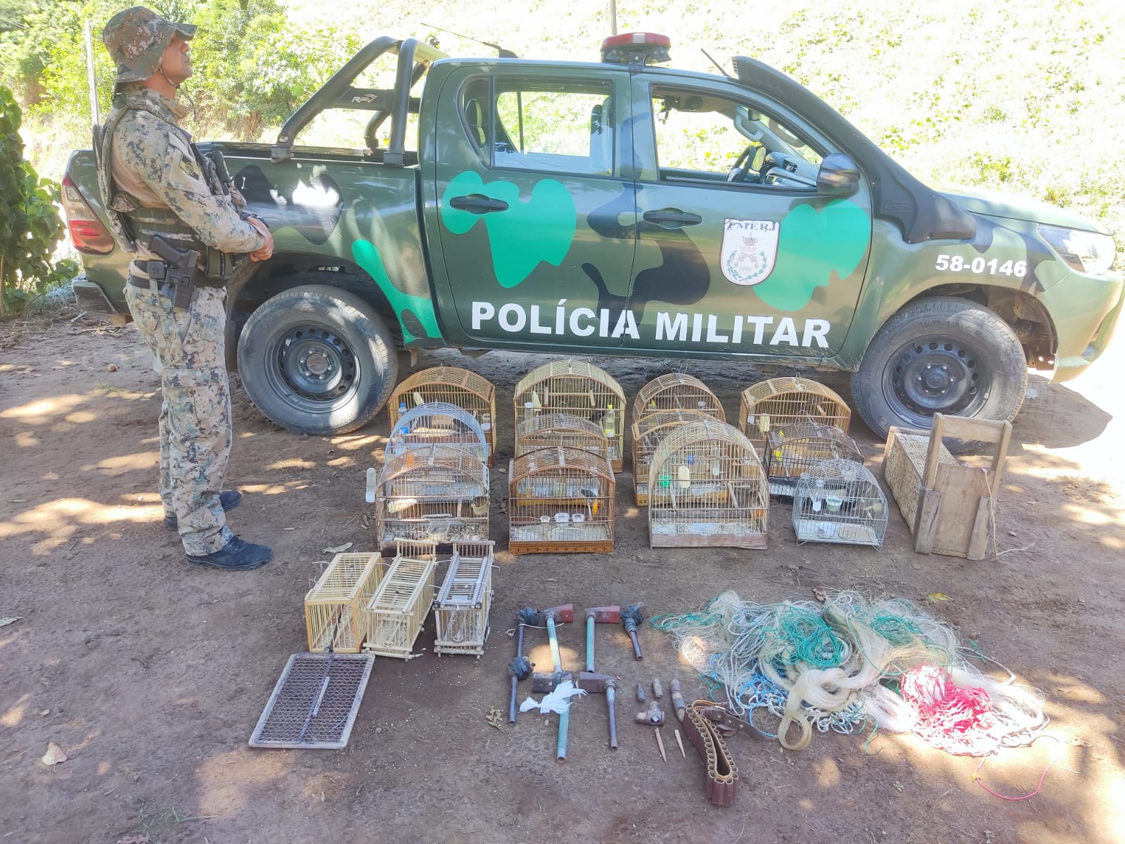 Equipamentos de caça são apreendidos pela 5ª UPAm e 11 pássaros resgatados de cativeiro em Nova Friburgo 